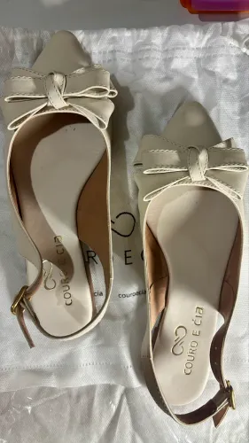 Sapatilha COURO e CIA. Tamanho 35. Off white