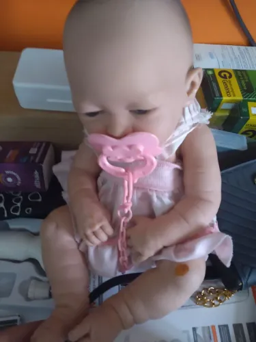 Boneca bebê realista de plástico 