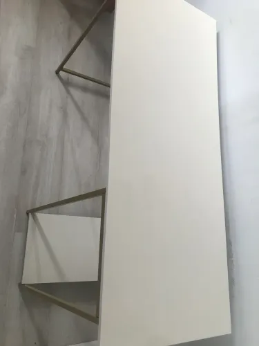 Escrivaninha Berlim Industrial / Off White / Estrutura metálica dourada