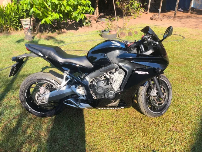 CBR 650F 2017 com ABS, com apenas 27 mil kms moto muito nova, só pegar e ser feliz