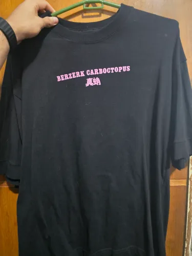 Camiseta oversized berzerk preta polvo p