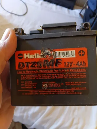 Bateria de moto,nao sei se está boa,vendo no escuro