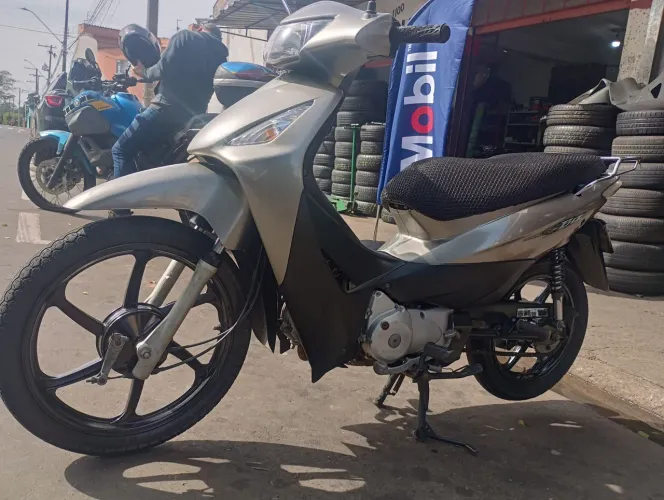 Vendo biz 125 ano 2009 partida e pedal rodas de liga moto super econômica pro dia a dia.