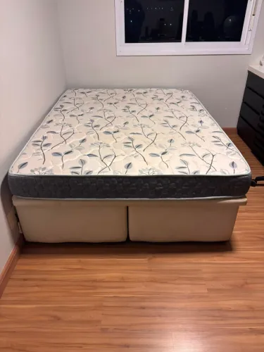 Vendo cama baú Ortobom casal 1,38x1,88 em courino branca
