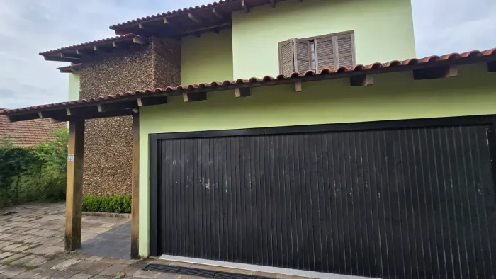 Linda casa bairro Nonoai com 3 dormitórios sendo 1 suíte terreno com 750 m²