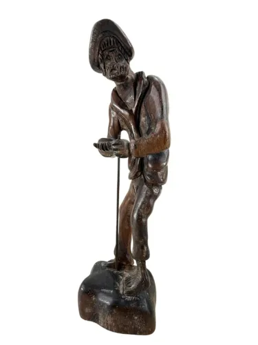 Escultura confeccionada em madeira nobre escurecida entalhada a mão representando Pedinte