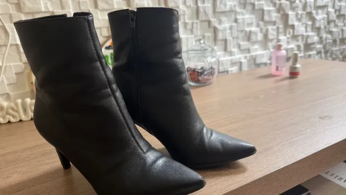 Bota preta linda seminova