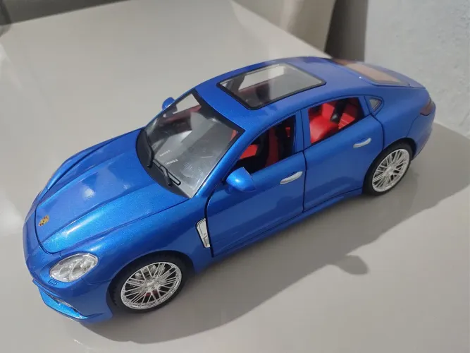 Porsche Panamera 1/18 com luzes e som