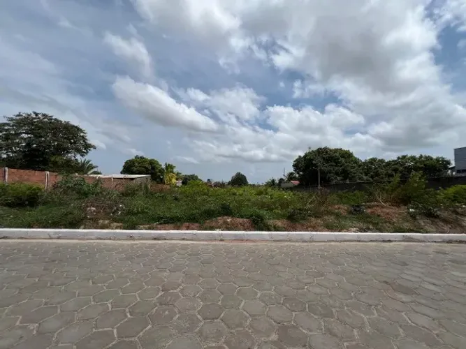 VENDO TERRENO DE 3.800M2 no Jardim Paranã, 150m da estrada de Ribamar, Rua Pavimentada.