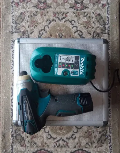 Parafusadeira Makita modelo TD090D, bateria, carregador maleta de alumínio. Tudo Ok.