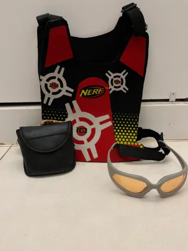 Kit proteção da Nerf - Óculos, colete e uma bolsinha para balas