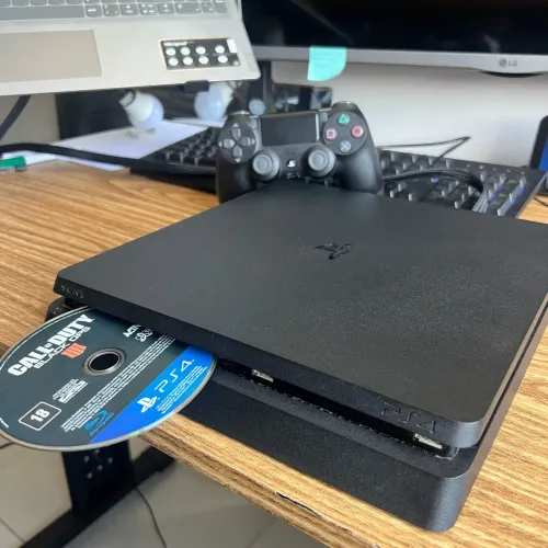 PS4 SLIM + JOGO + CABOS + CONTROLE ORIGINAL + ACEITO CARTÃO