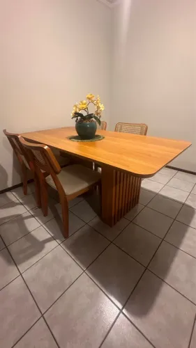 Mesa de jantar com cadeiras 