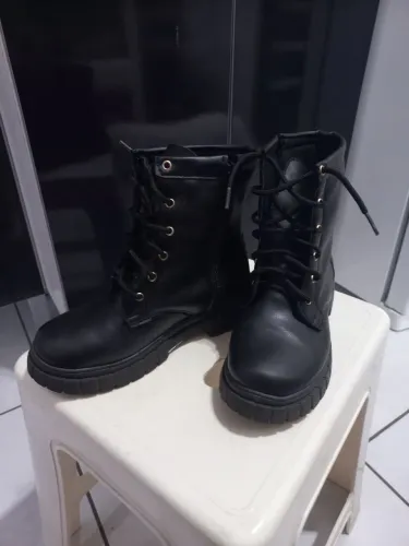 Bota tratorada preta infantil