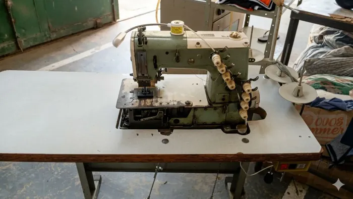 Vendo máquina de 4 agulhas de rebater elástico funcionando perfeitamente!