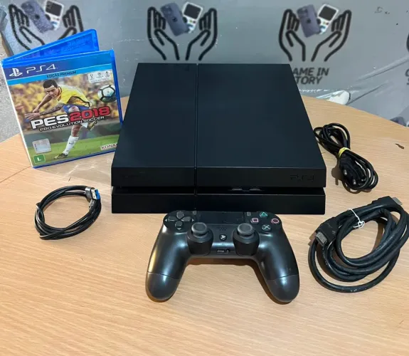 PS4 FAT - 1 TERÁ + JOGO PÉS , completo acessórios , aceito cartão