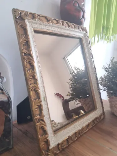 Espelho decorativo clássico de mesa em bronze, moldura talhada e pátina craquelada Santini