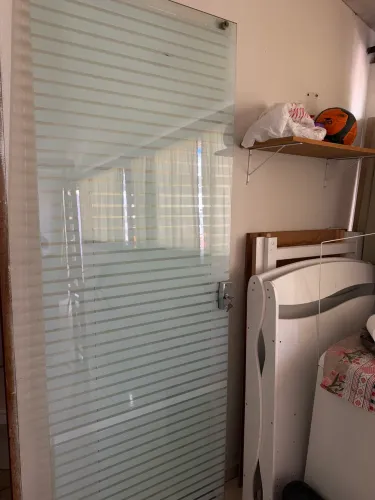 Porta de vidro de correr com puxador e fechadura com chave