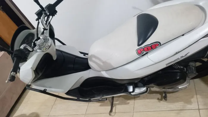 PCX a venda, interessado chama no chat, valor 9000, mas tem conversa !