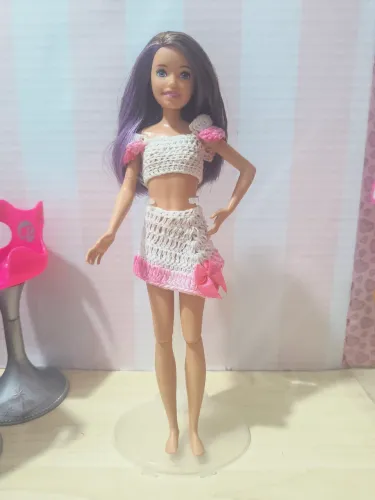Barbie Skipper babá, irmã + nova da Barbie, possuí mechas roxas na lateral joelhos articul