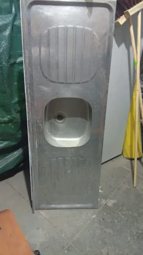 Vendo uma pia de cozinha