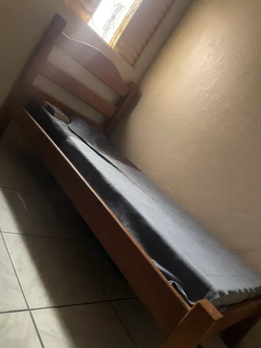 Cama de madeira+ colchão