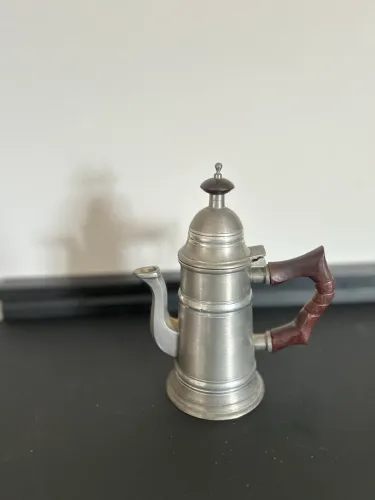 Bule de café em estanho espessurado 