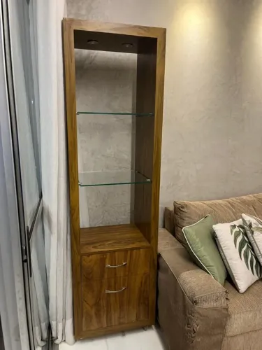 estante torre em MDF, prateleiras de vidro, luz embutida, gaveta e porta, 1,85x0,40x0,38m