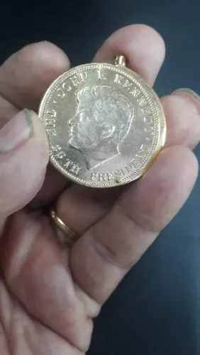 Esqueiro de prata com banho de ouro. Figura de jhonn Kennedy 