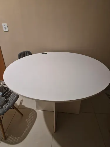 Vende-se mesa branca redonda
