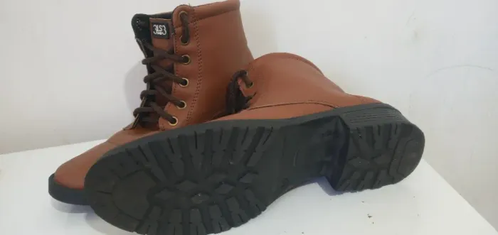 Bota marrom 35
