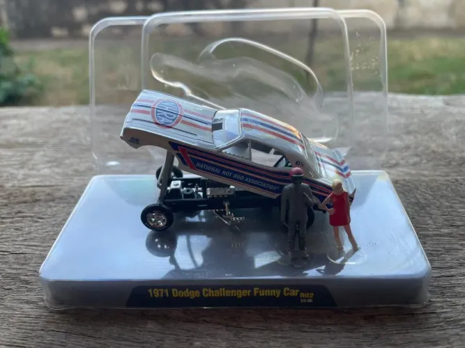Miniatura 1971 Dodge Challenger Funny Car - M2 Machines NHRA 1:64