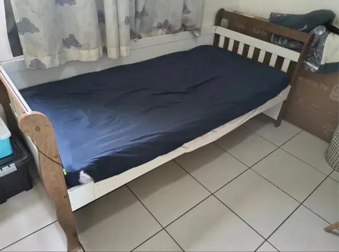Oportunidade - Cama Infantil Estilo Montessoriana de Madeira Grade Lateral