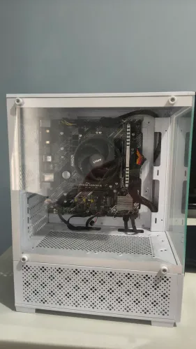 PC gamer Ryzen 3 com GPU Vega e 16GB de ram