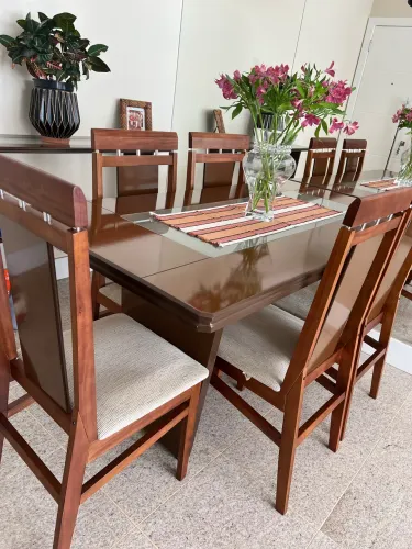 Jogo de Mesa de Jantar com 6 cadeiras + Aparador