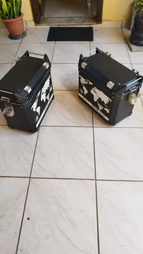 Vendo Baús Braz Laterais 37L cada com Suportes