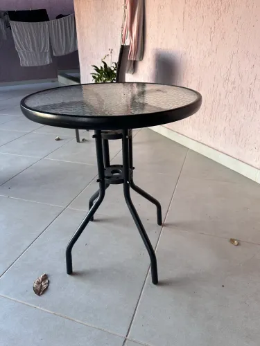 Mesa Redonda de Jardim/Varanda com Tampo de Vidro e Estrutura de Metal