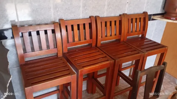 Banqueta de madeira 