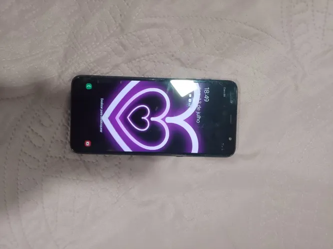 Samsung j8 em perfeito estado de funcionamento tela com trinco guase invisível