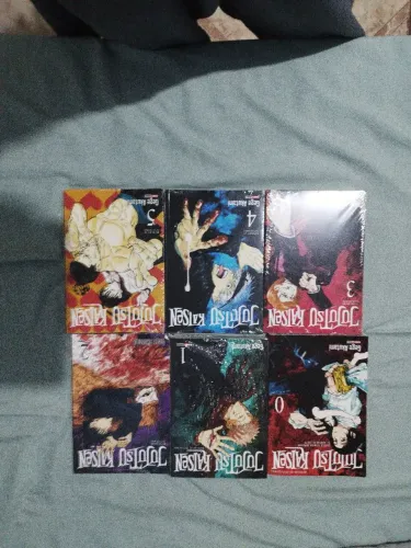 Jujutsu Kaisen lacrado do Vol 1 a 5 o 0 não está lacrado mas está em ótimo estado