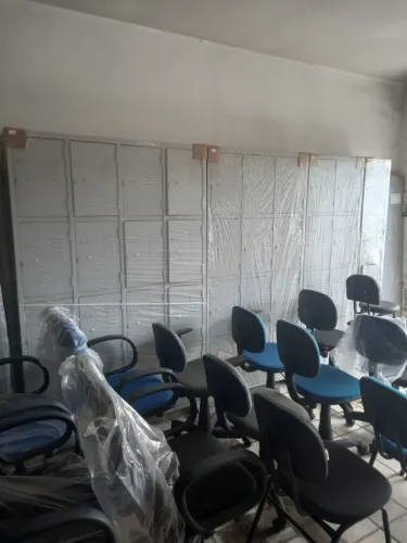 Roupeiro De Aço Com Portas Pequenas