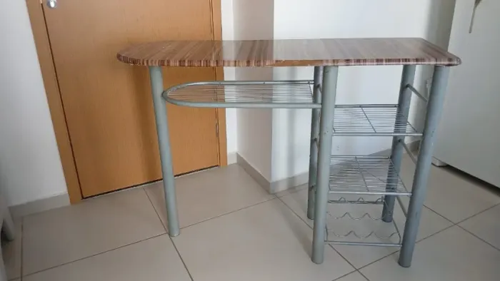 Mesa balcão com estrutura de aço cinza e tampo MDF