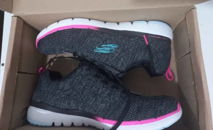Tênis Skechers feminino n40 / Novo