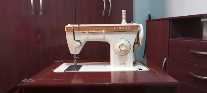 Máquina de costura Singer ZigZag 247 - perfeito estado, com gabinete. Contato só por whats