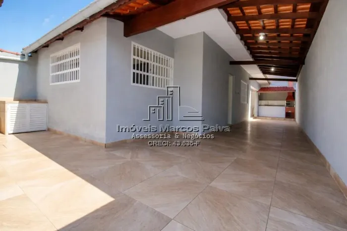 Casa Mobiliada a Apenas 50 Metros da Praia Pronta para Morar!