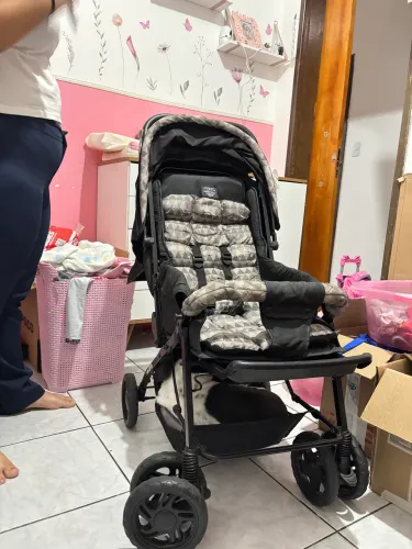 Vendo carrinho de bebê muito conservado e com pequenas avarias