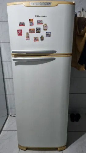 Vendo uma geladeira Electrolux perfeito estado boa