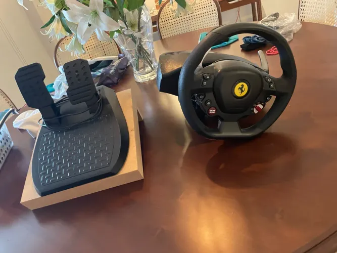 volante thrustmaster seminovo com suporte no pedal(se quiser pode tirar)