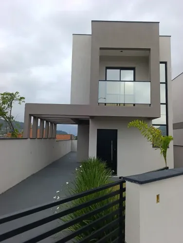 Sobrado no Alto Aririu - 2 Dormitórios com Suíte