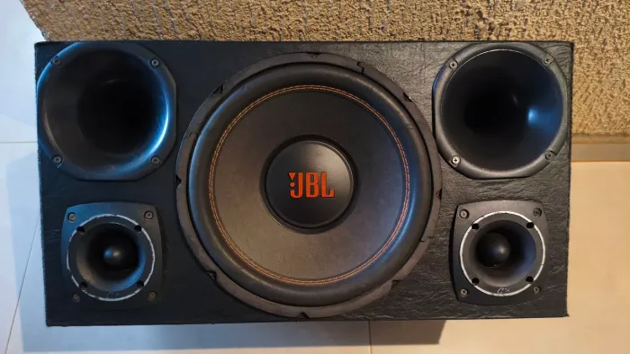 Caixa Automotiva JBL com módulo Taramps